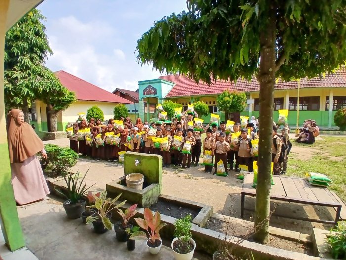 MIN 4 Bungo Salurkan Zakat Bazda kepada Siswa